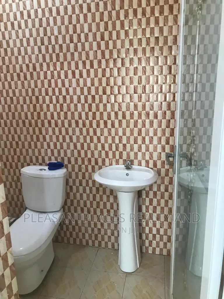 6bdrm House in Pleasantplaces, Pokuase for rent
