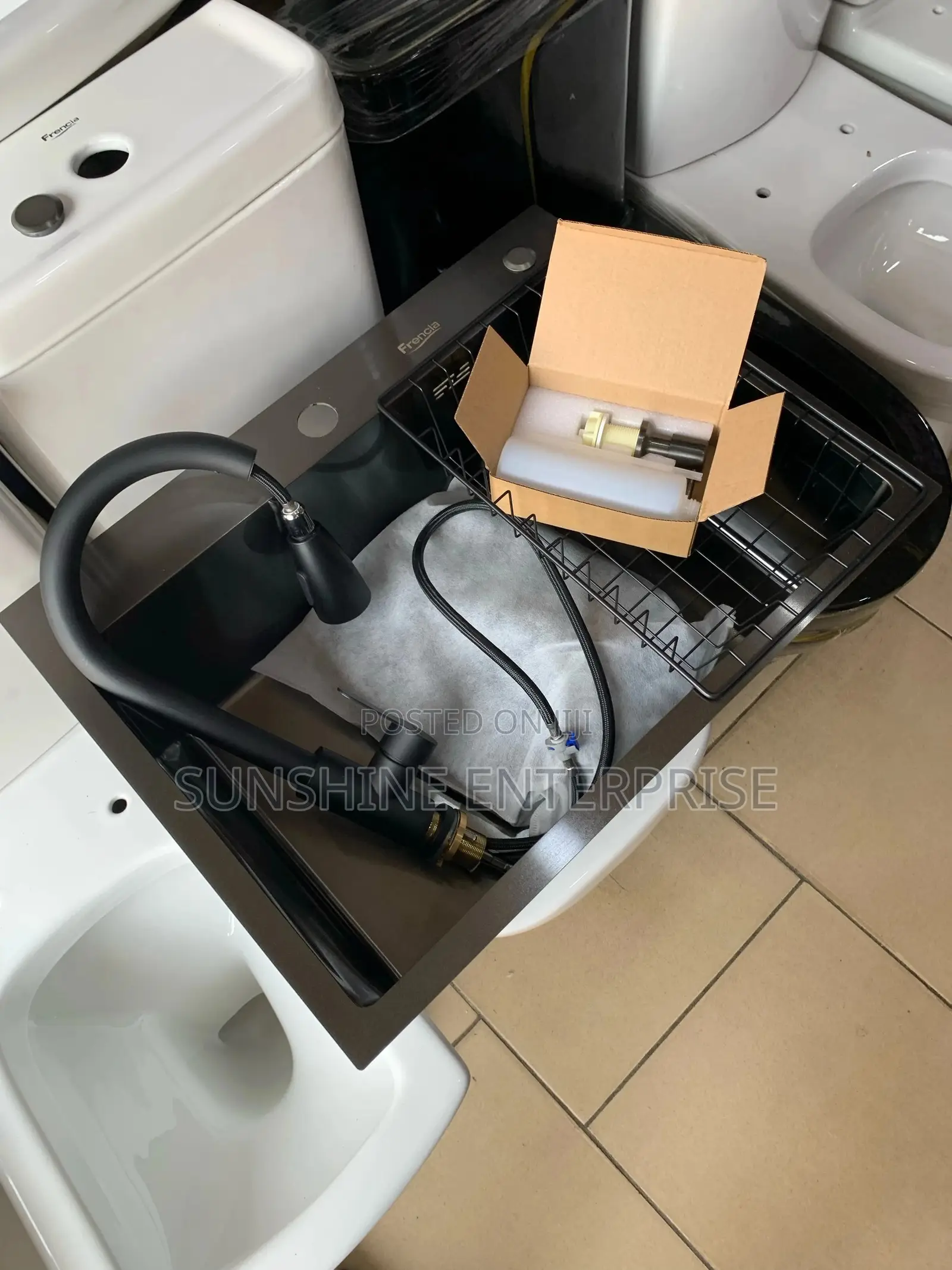 Single Black Kitchen Sink With Pull Out Hot And Cold Tap