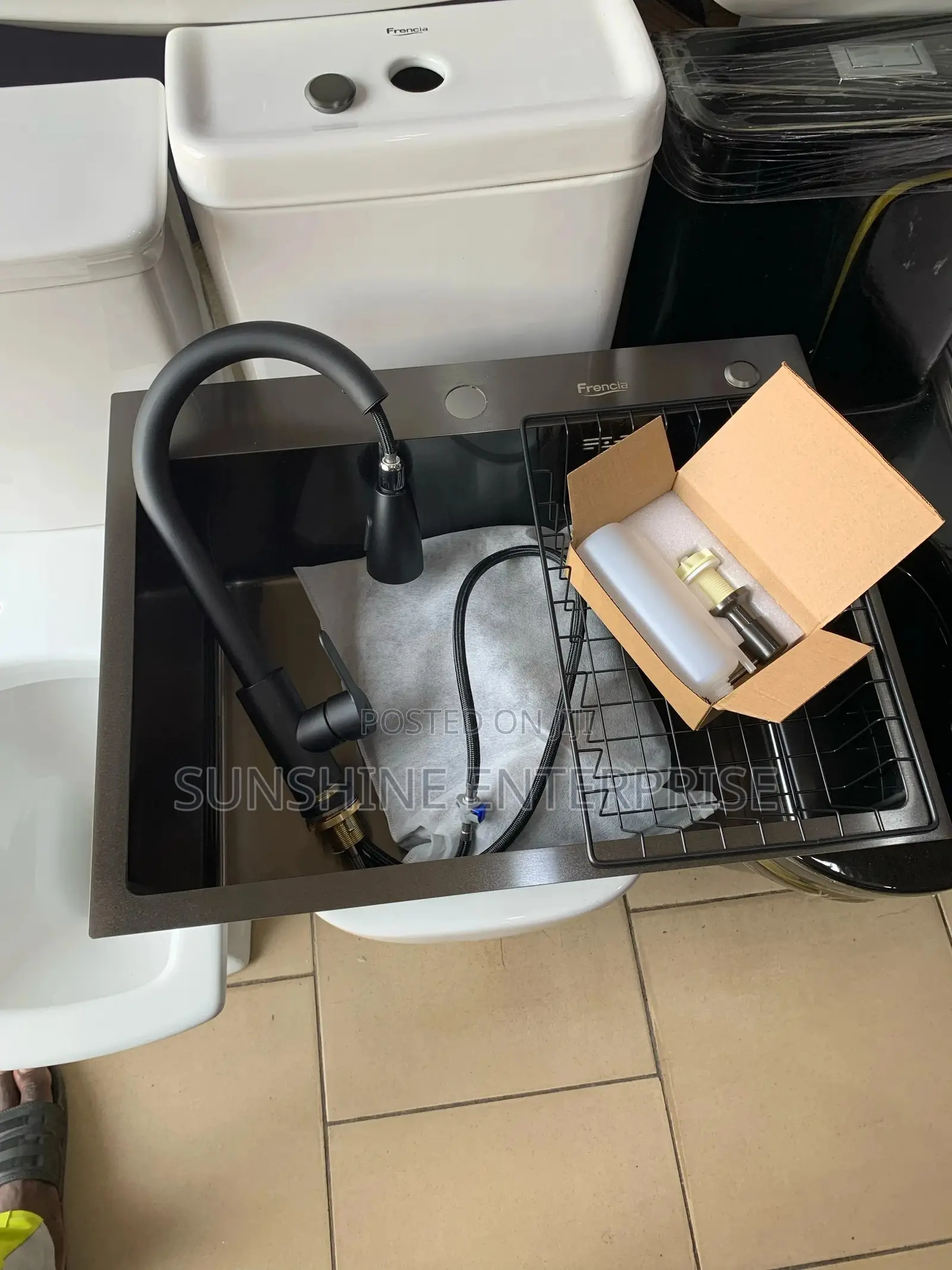 Single Black Kitchen Sink With Pull Out Hot And Cold Tap