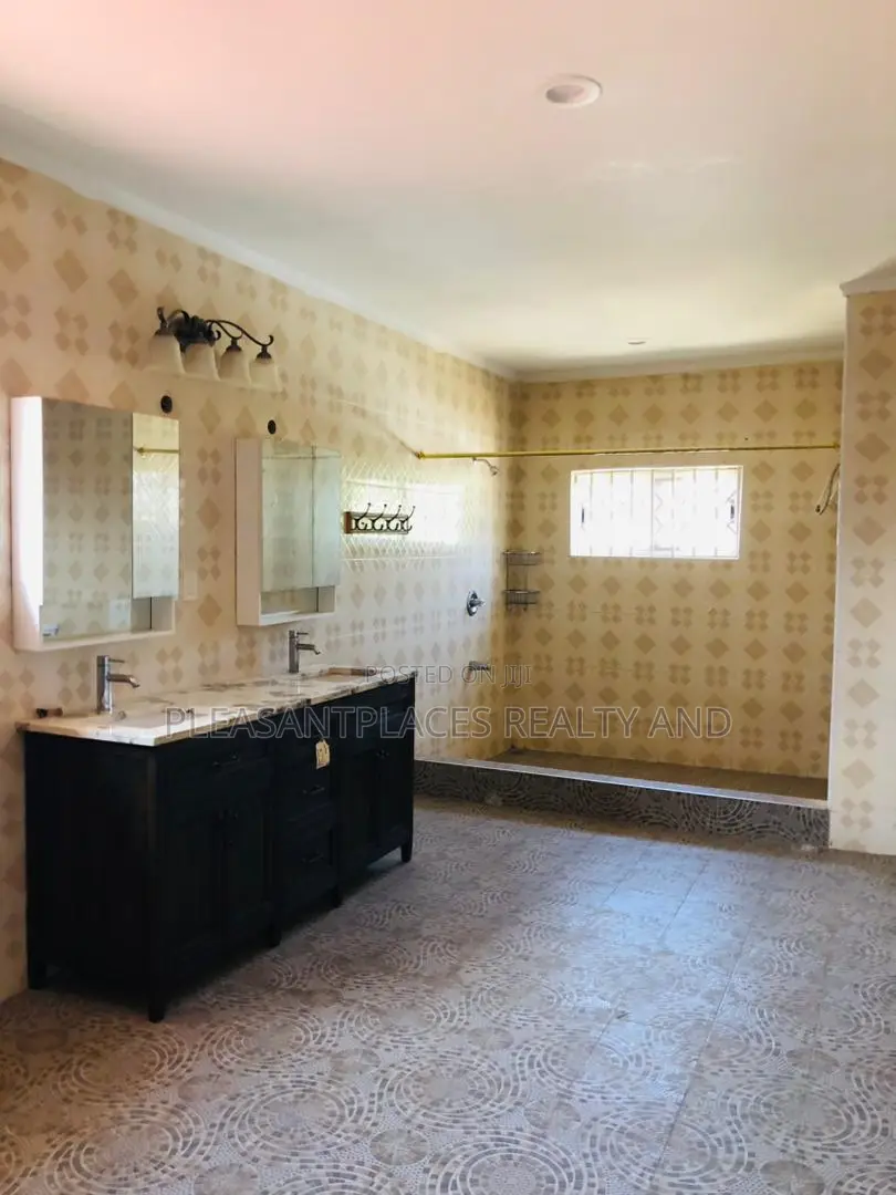 5bdrm Duplex in Pleasantplaces, Ashomang Estate for rent