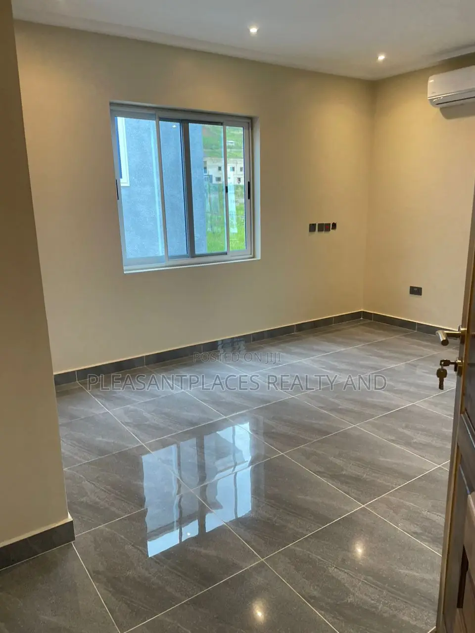 4bdrm Duplex in Pleasantplaces, Oyarifa for rent