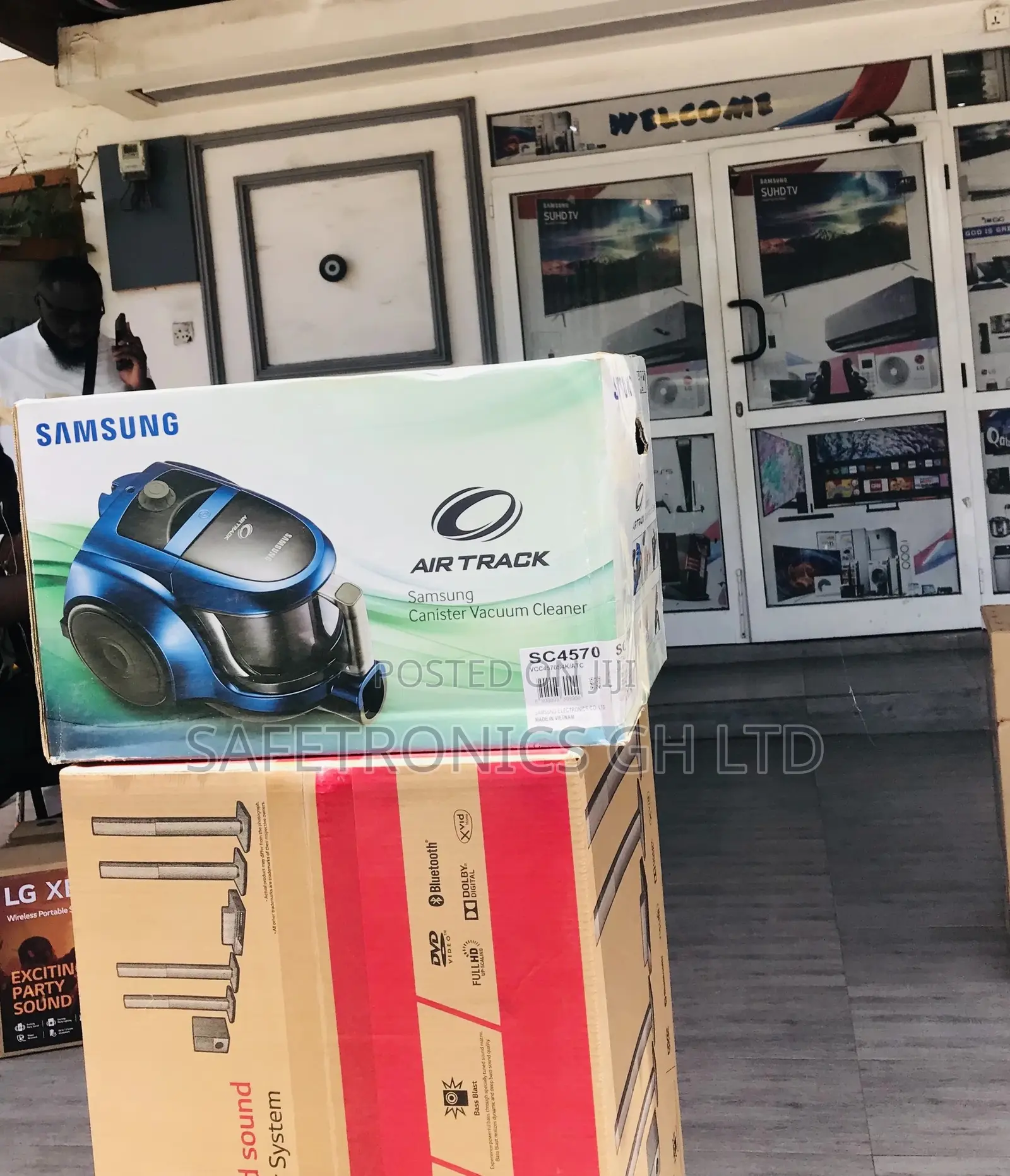 Reliable Samsung Black/Blue Electric Vacuum Cleaner