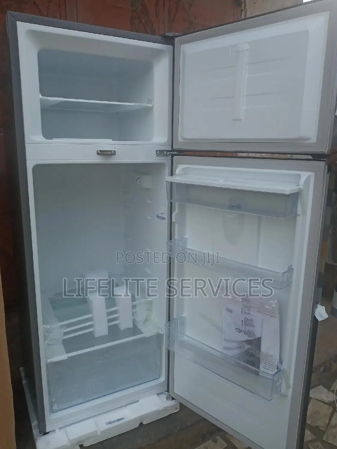 Hisense Top Freezer Fridge + Dispenser 205l