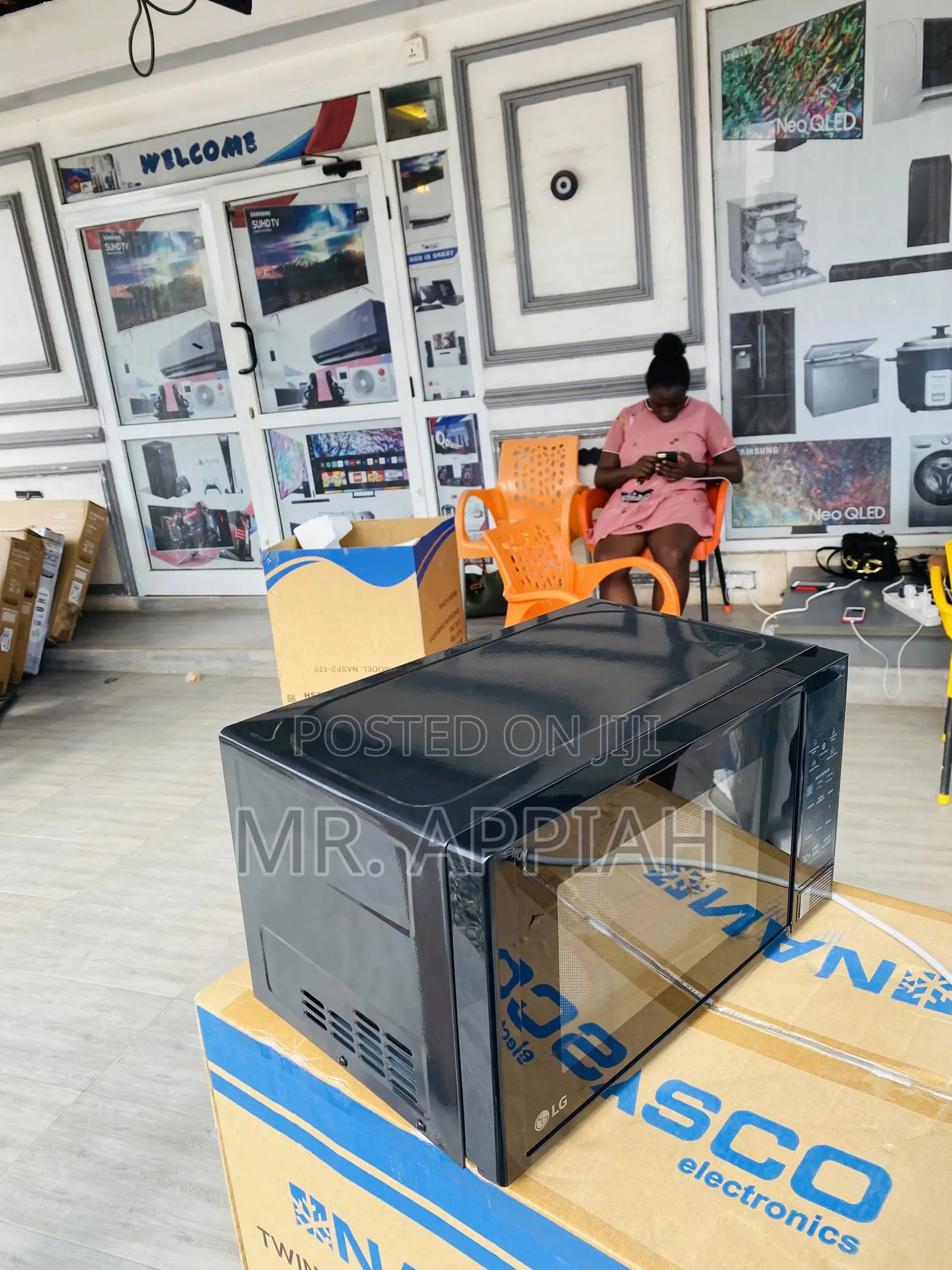 High Quality LG MS2042DB 20L Electric Microwave Oven.