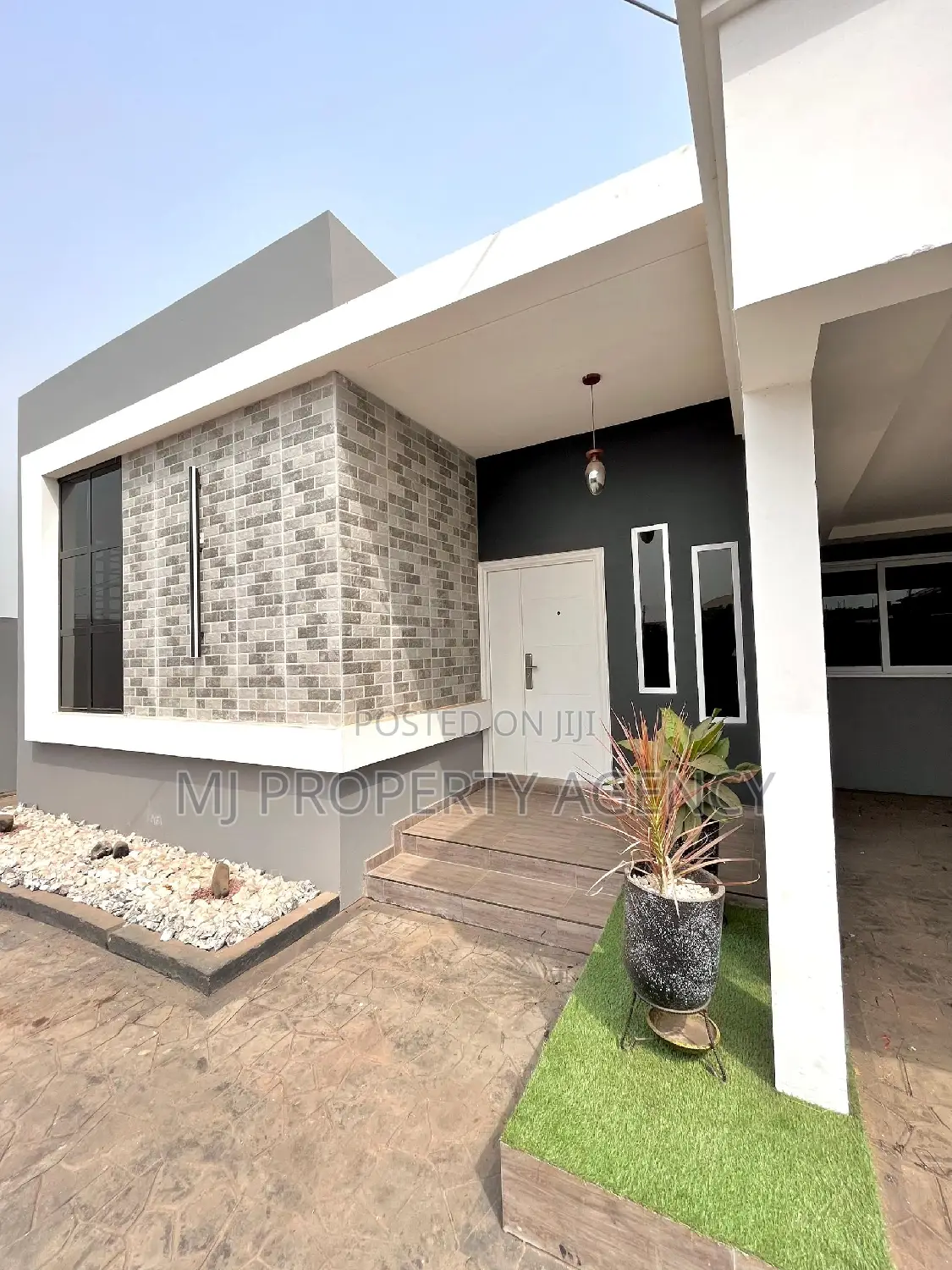 3bdrm House in Community 25, Tema Metropolitan for sale