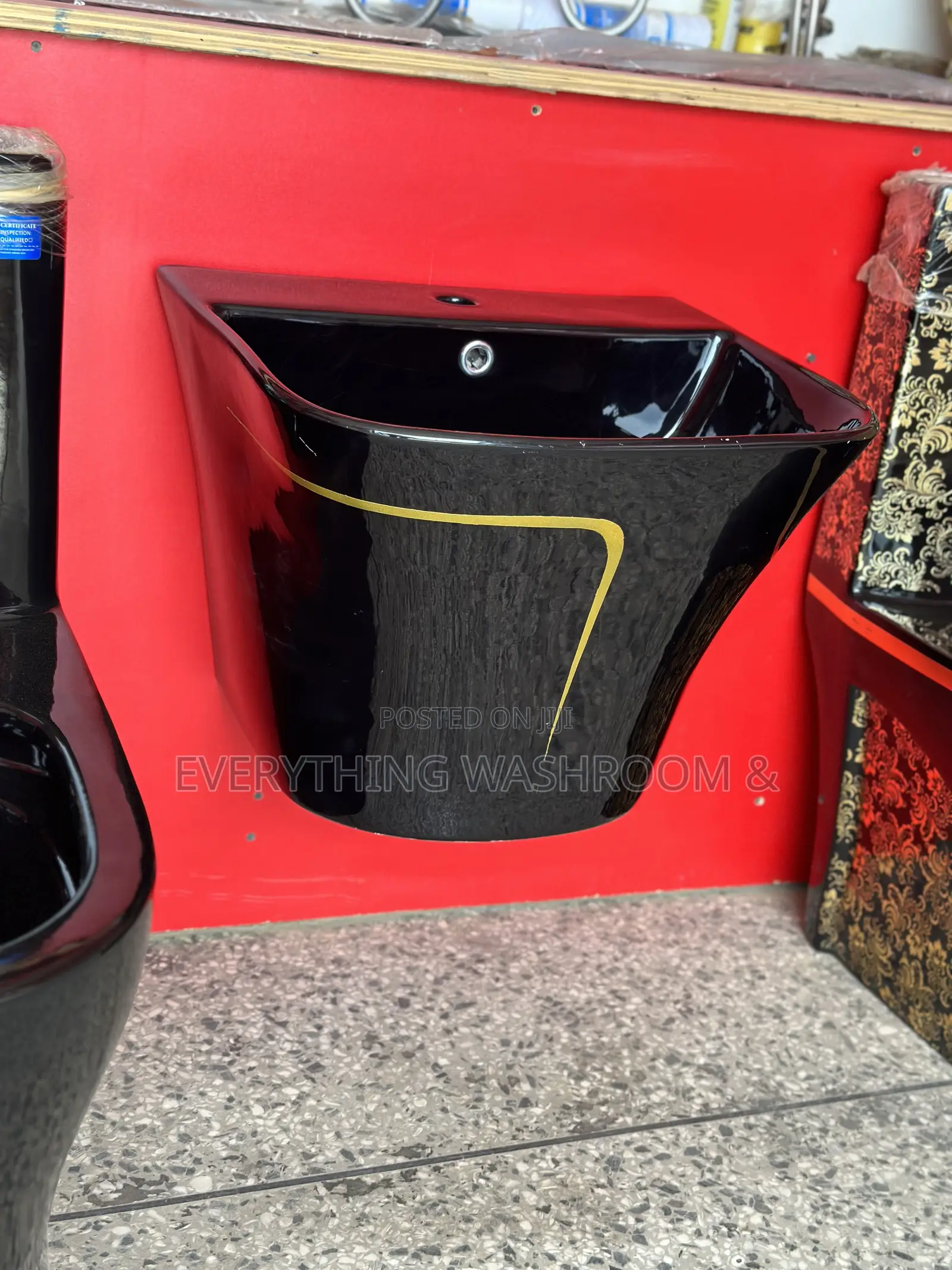 Black and Gold Wc Wall Hung Basin Set_masterbed Wc Set