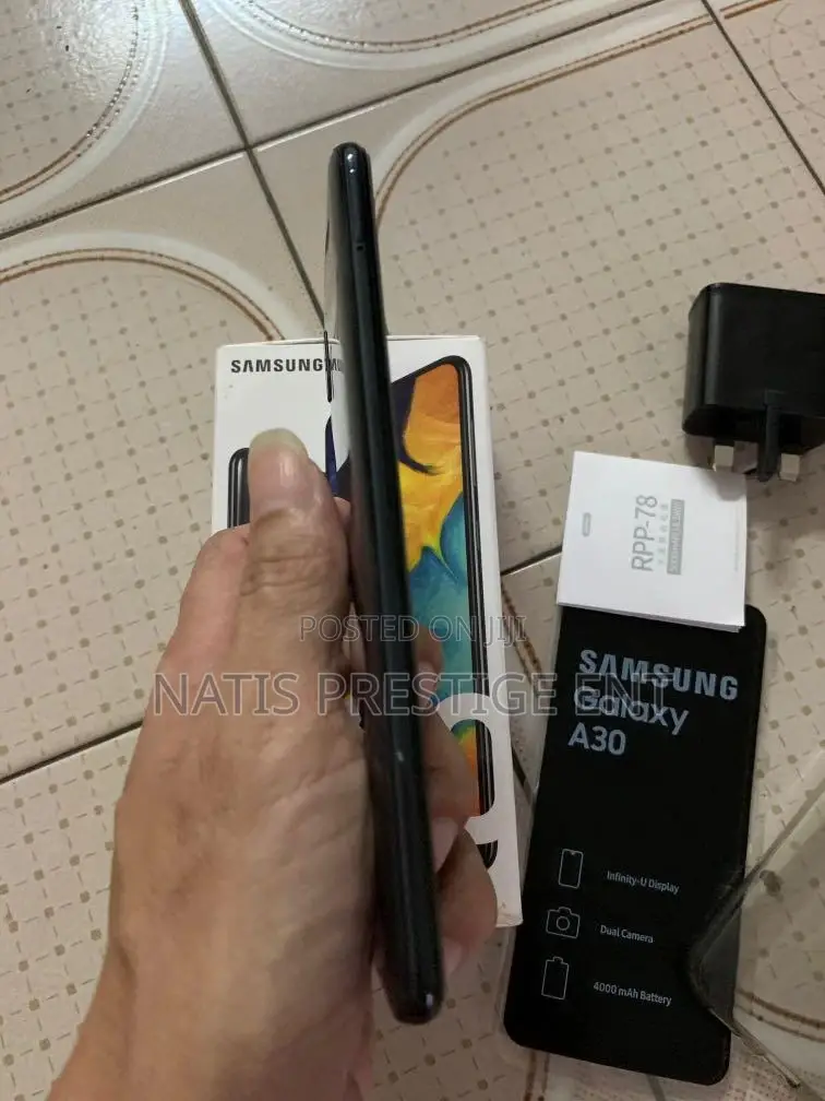 New Samsung Galaxy A30 64 GB Black