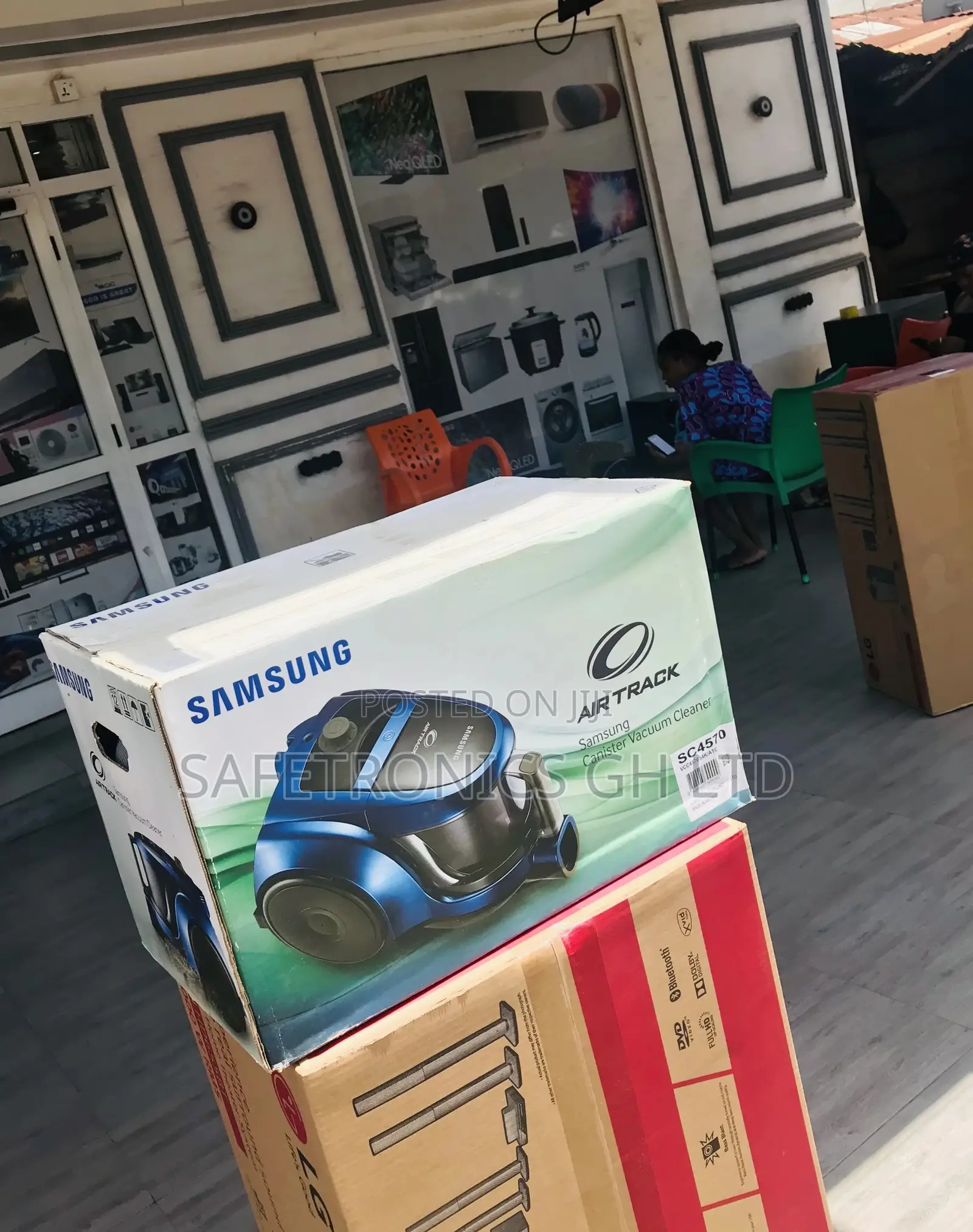 Samsung 20 Liters Blue/Black Vacuum Cleaner