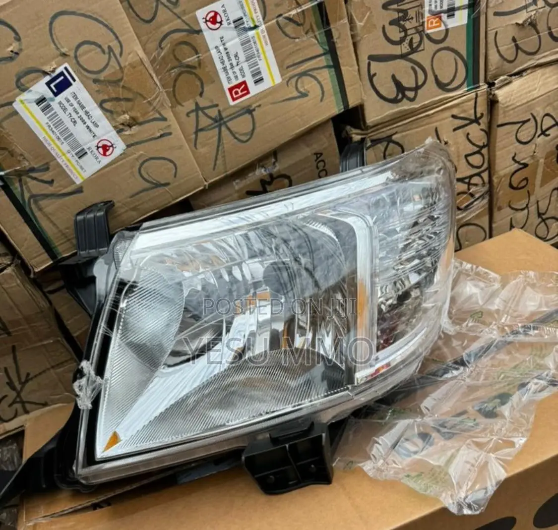 Toyota Hilux 2012 Headlight
