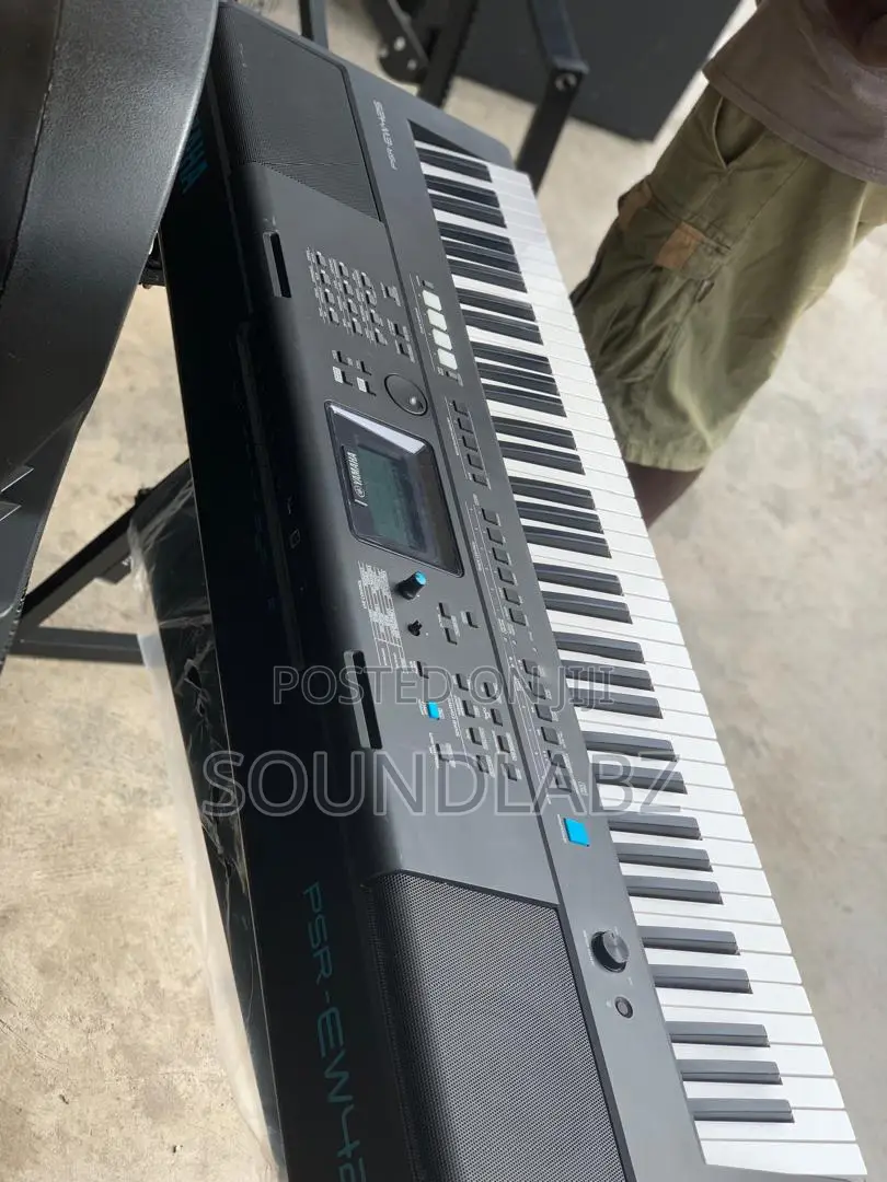 Yamaha Psr-ew425 Portable Keyboard With 76 Keys Stand