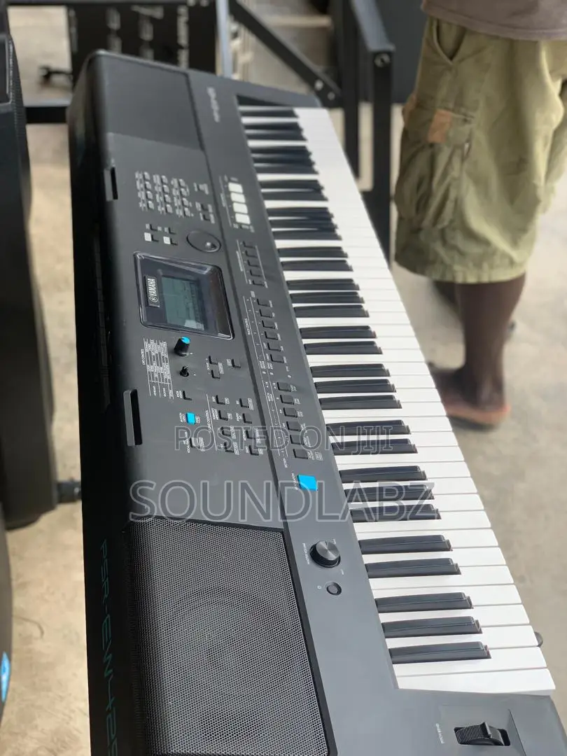 Yamaha Psr-ew425 Portable Keyboard With 76 Keys Stand