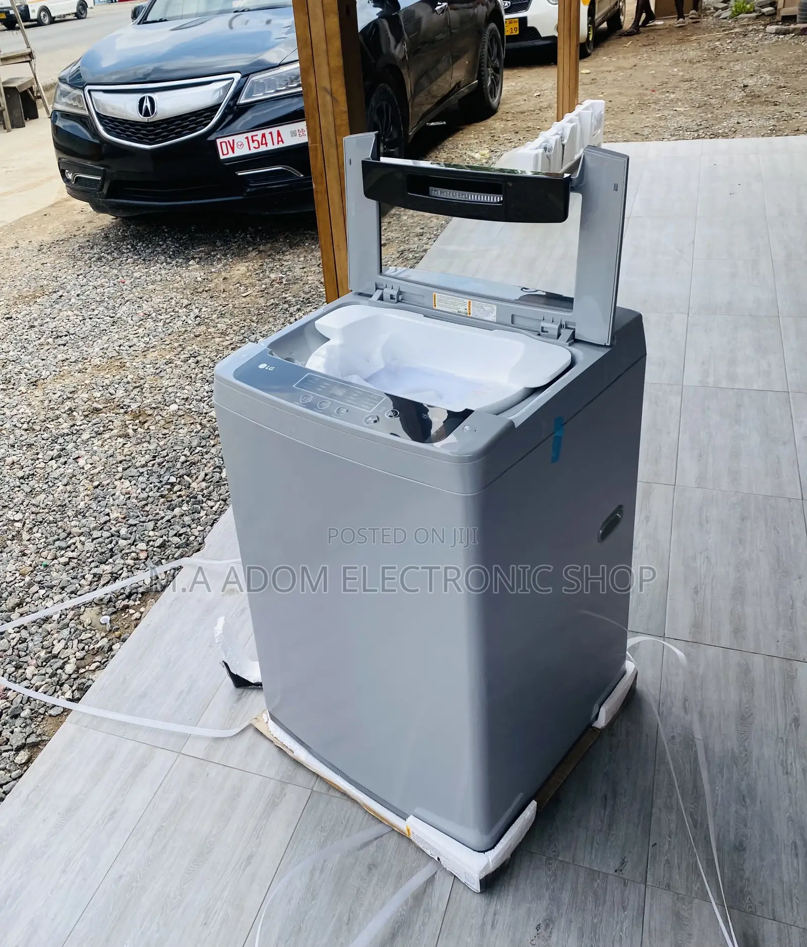 Fabulous LG 9kg T9585NDHVH Top Load Washing Machine.