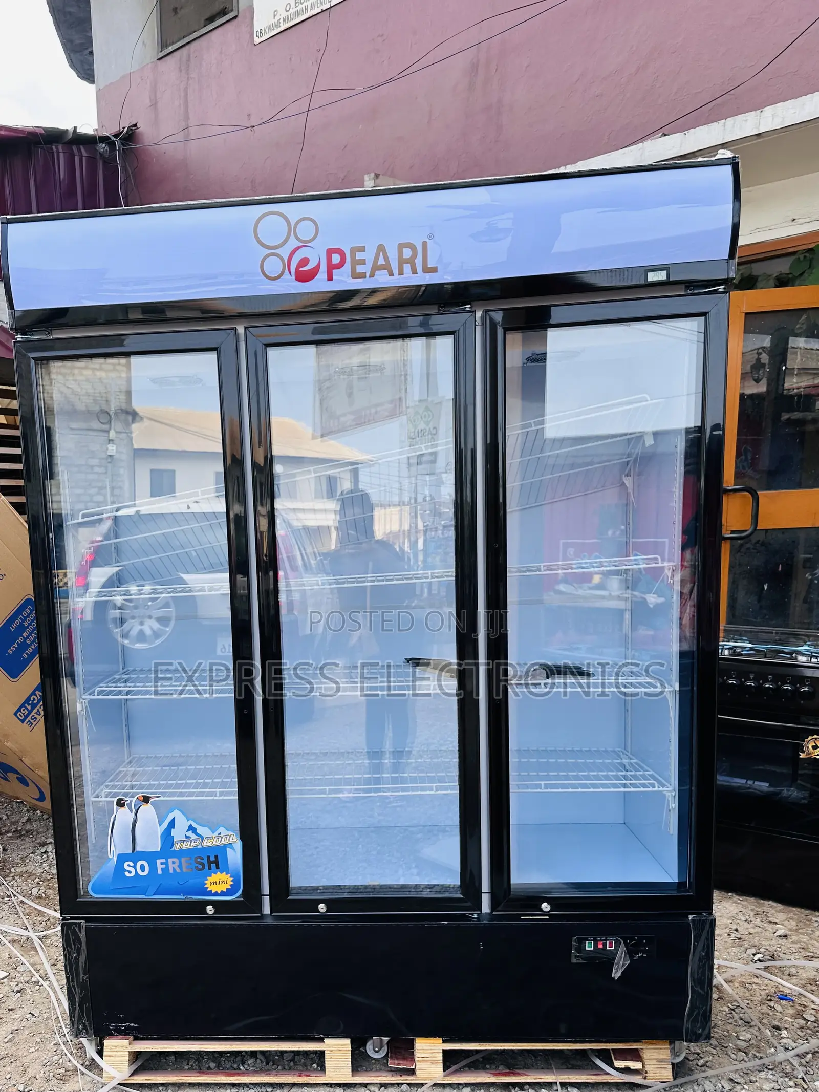 Quality Sleek White Display Three Doors Pearl PVC-150