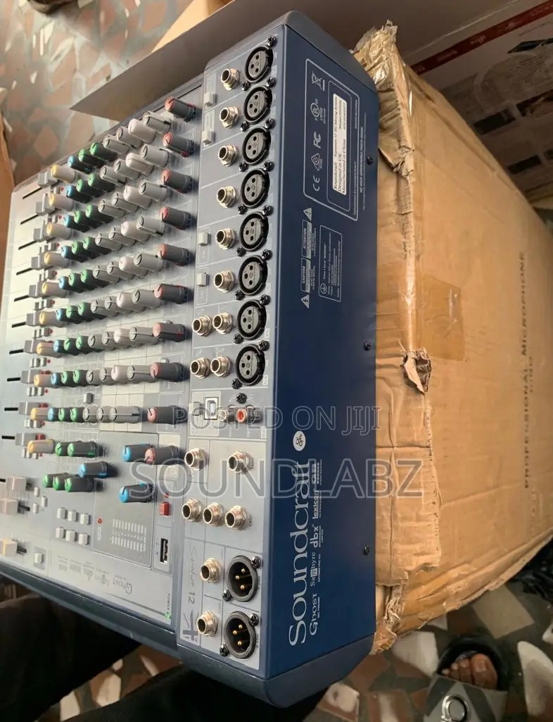 Soundcraft Signature 12 Analog 12-channel Mixer