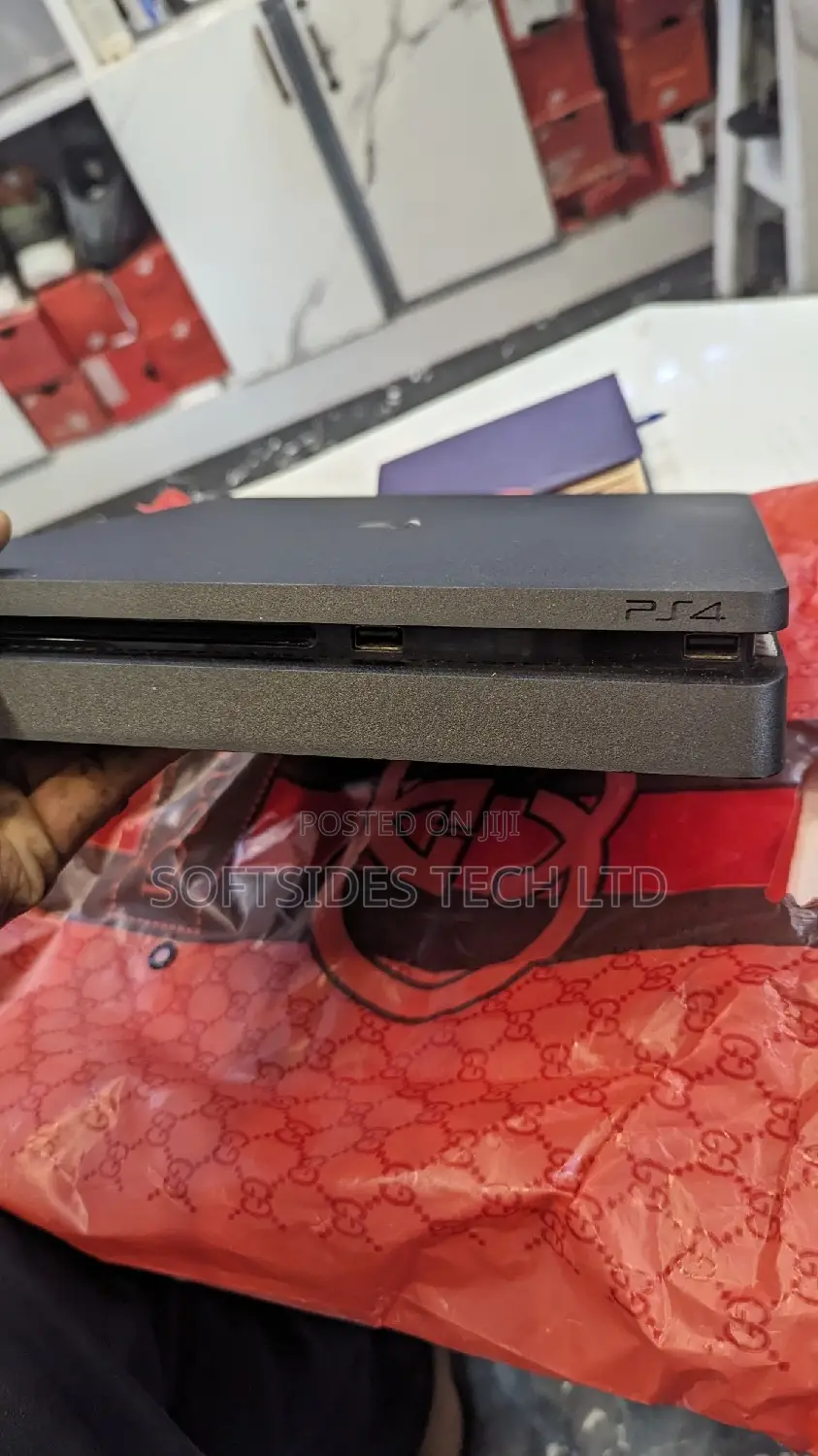 UK PS4 SLIM 500GB+Controller - Top Gaming Pick!