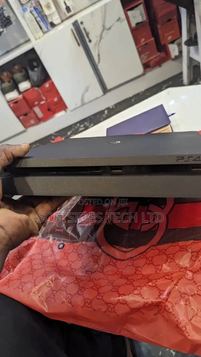 UK PS4 SLIM 500GB+Controller - Top Gaming Pick!