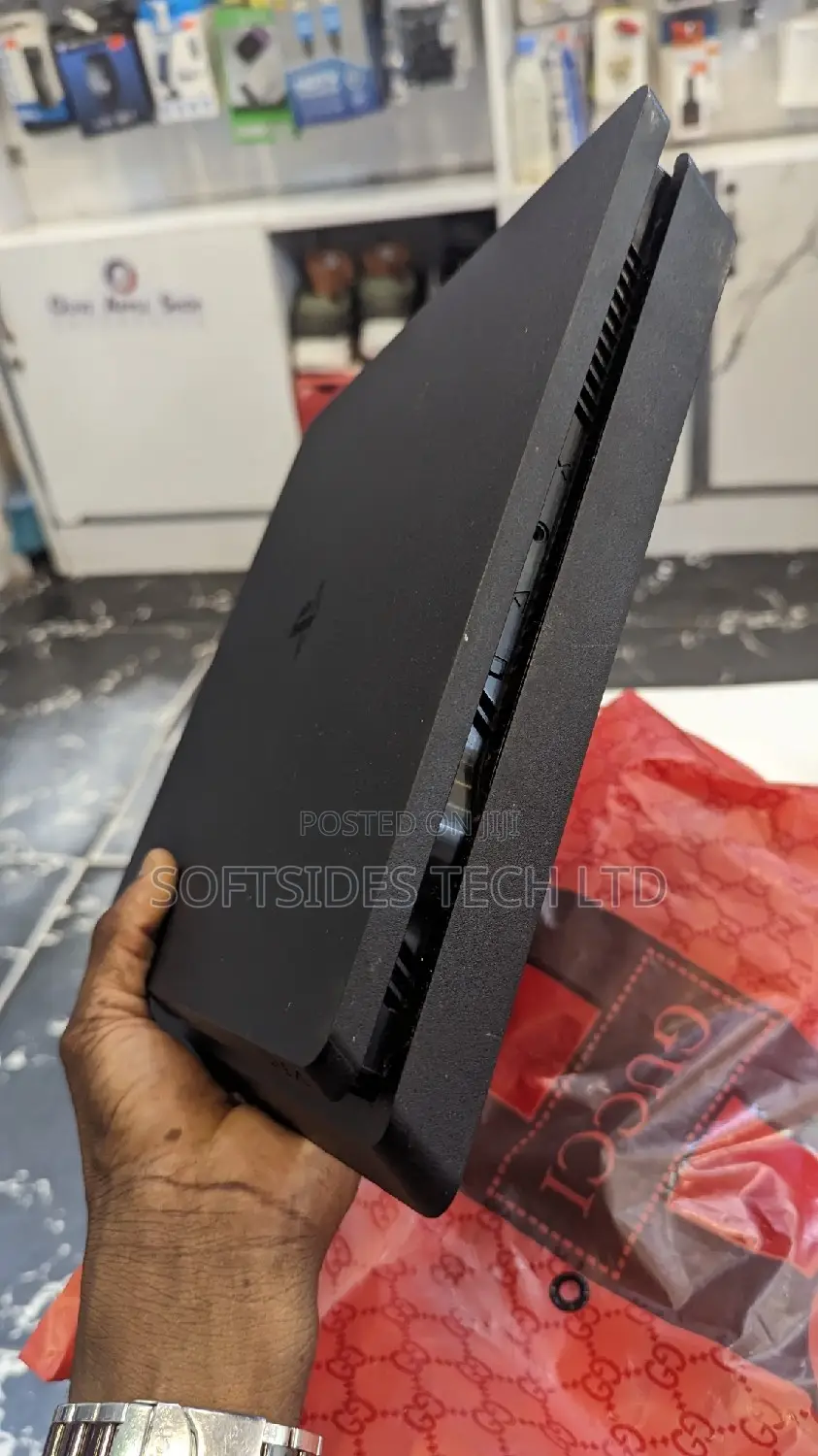 Playstation 4 SLIM 500GB+Controller - Gaming Satisfaction!