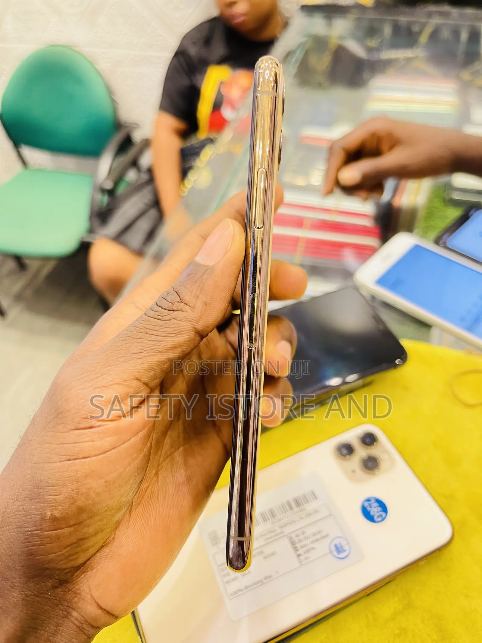 New Apple iPhone 11 Pro Max 256 GB Gold