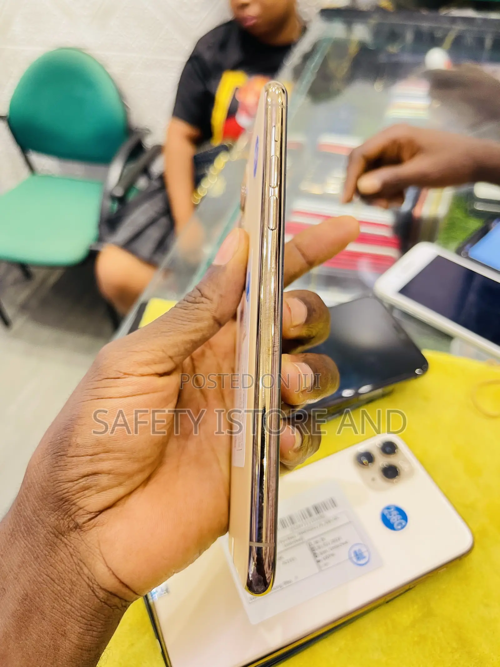 New Apple iPhone 11 Pro Max 256 GB Gold