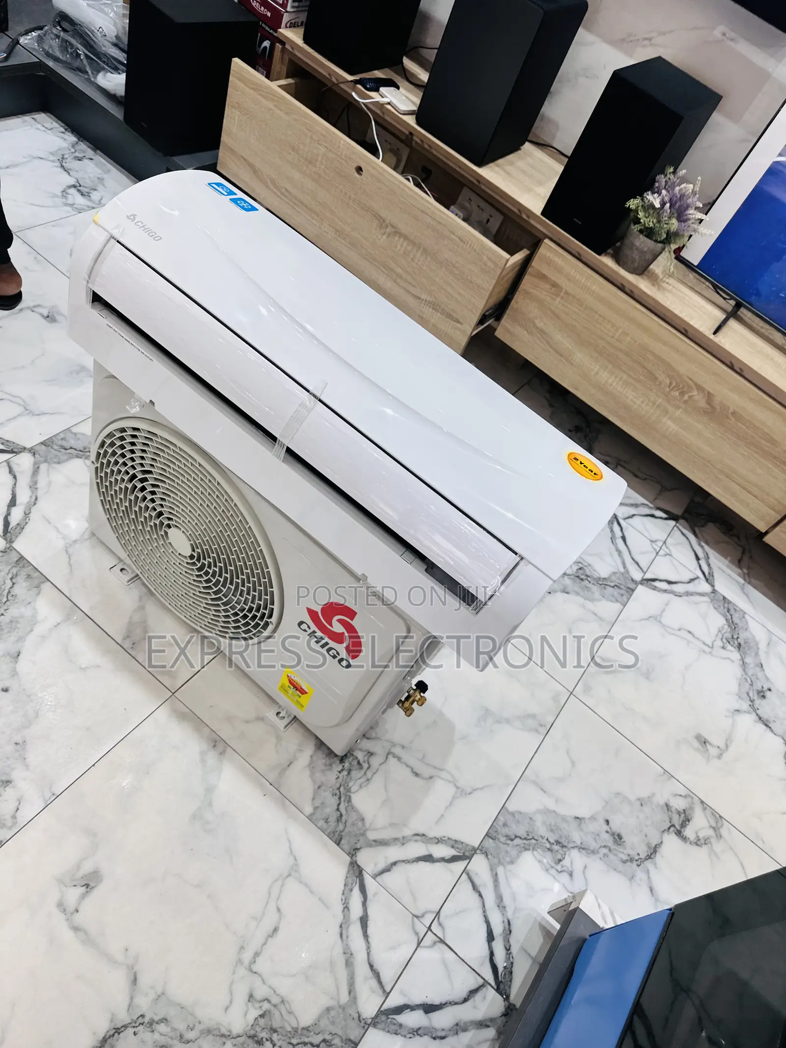 Chigo Split White AC White 2.0hp Glossy Airflow