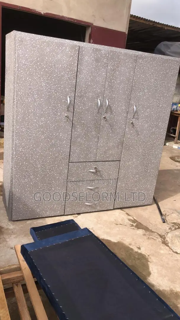 Tripper Wardrobe With Lockers