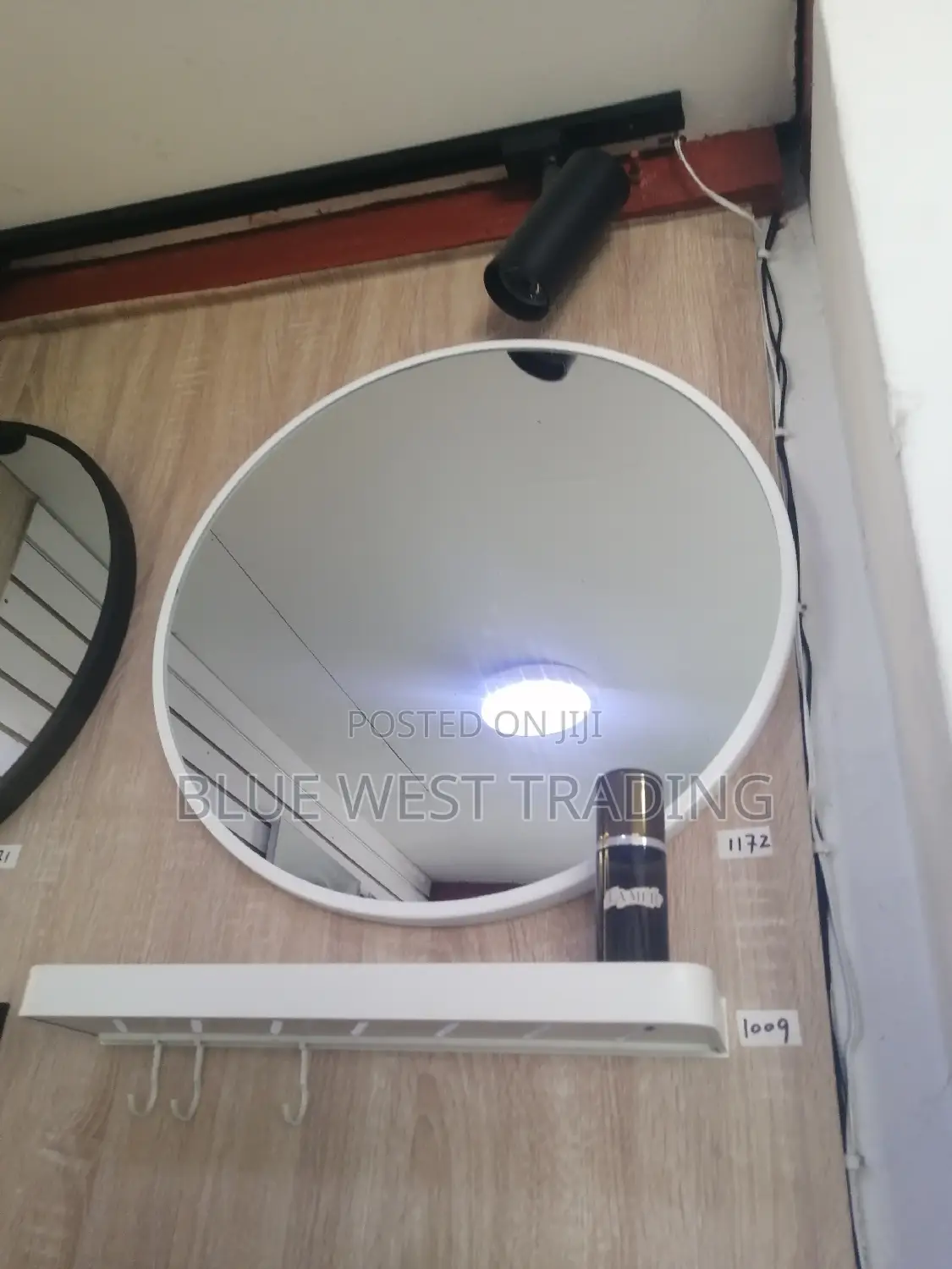 Decorative Round Miror With Shelves (White)