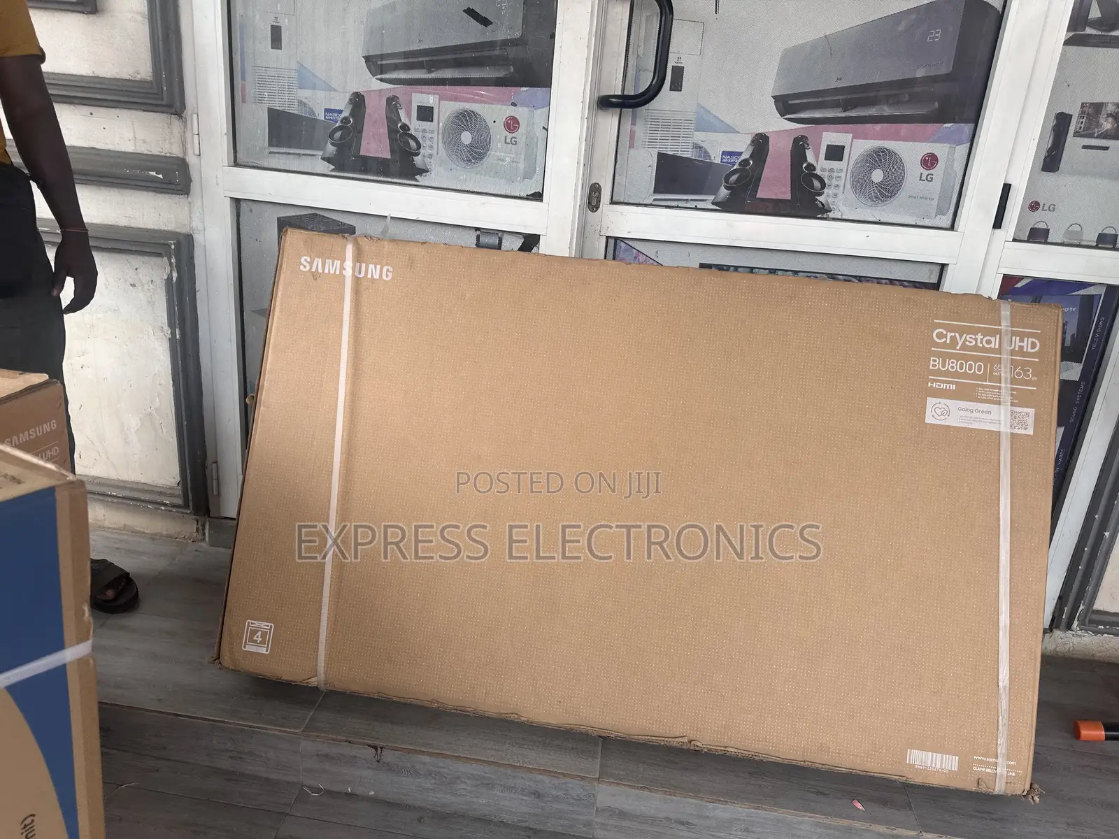 Ultra Modern Slim UHD Smart 65”Cu8000 Samsung