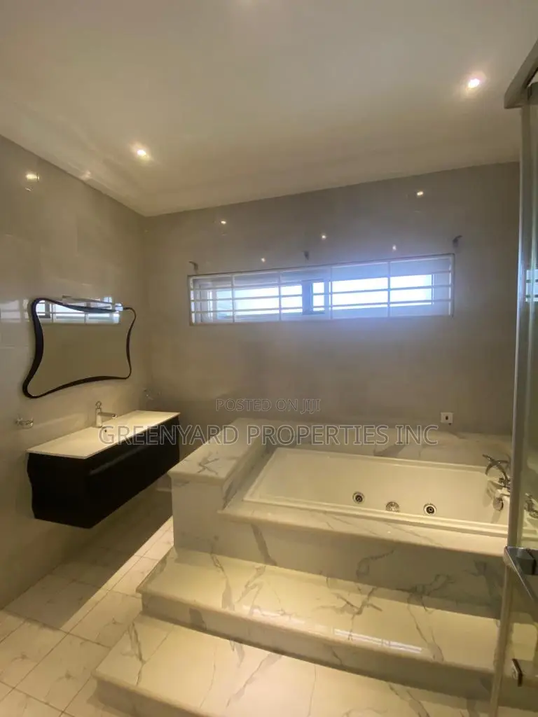 4bdrm Duplex in A&C, East Legon for rent