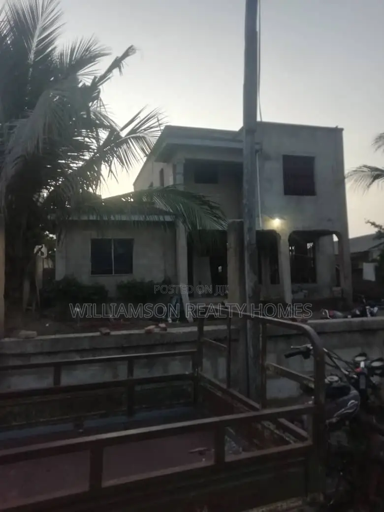Uncompleted 4bedrooms Duplex Hse for Sale at Borteyman