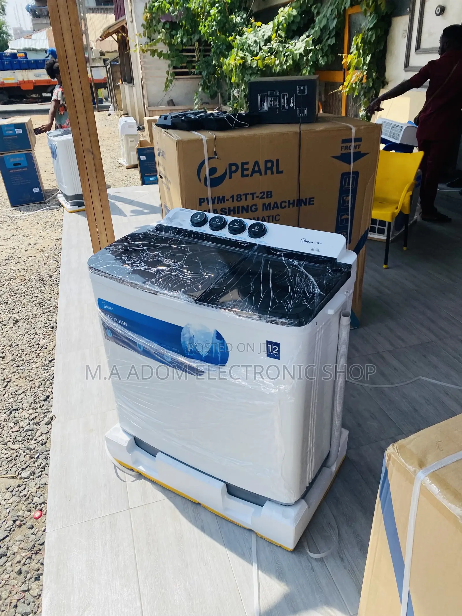 Twin Tub Midea 12kg Semi-Automatic Washing Machine.