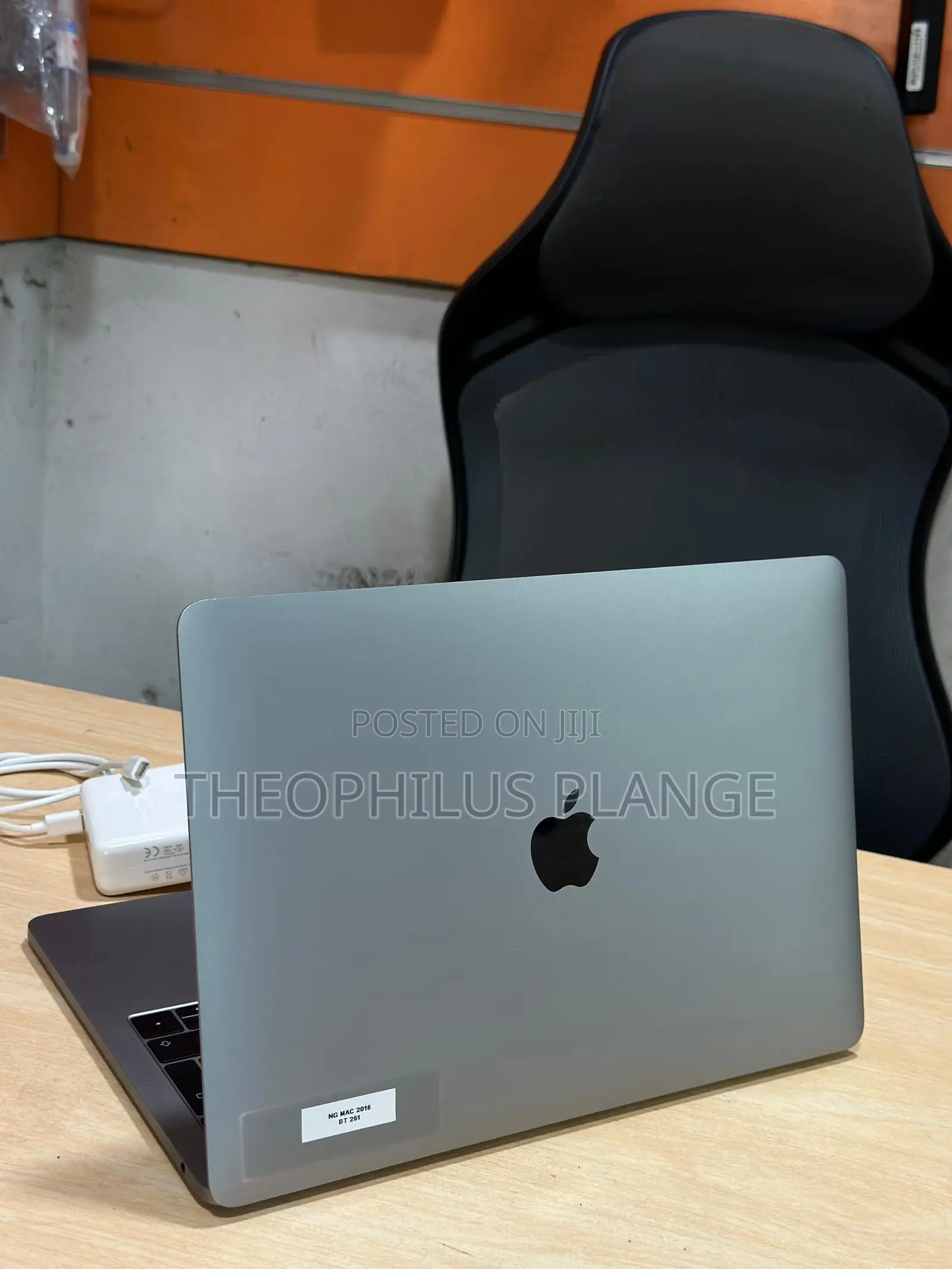 New Laptop Apple MacBook Pro 2016 8GB Intel Core I5 SSD 256GB