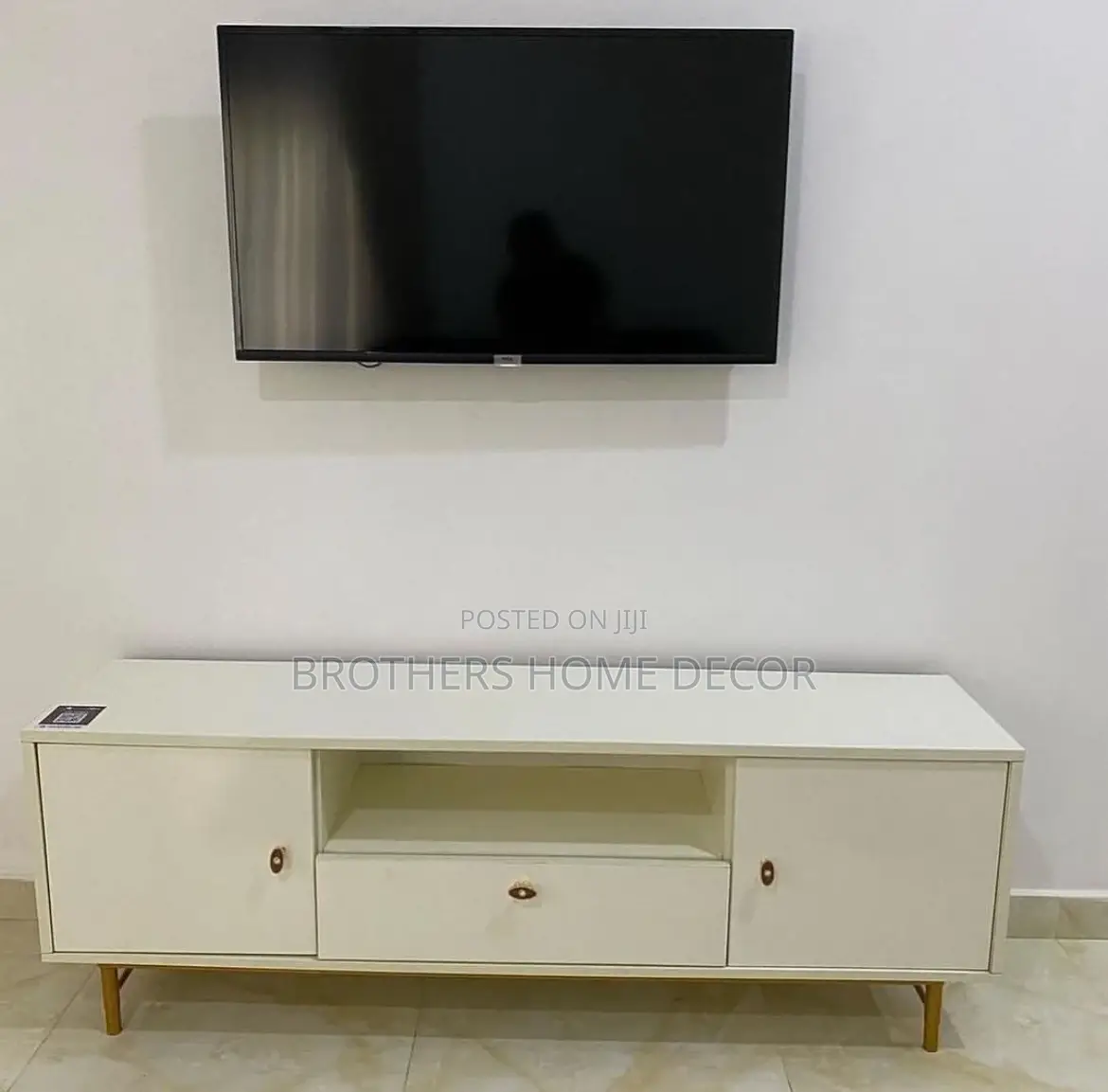 Laminated Luxurious Tv Stand 4 Feet Long