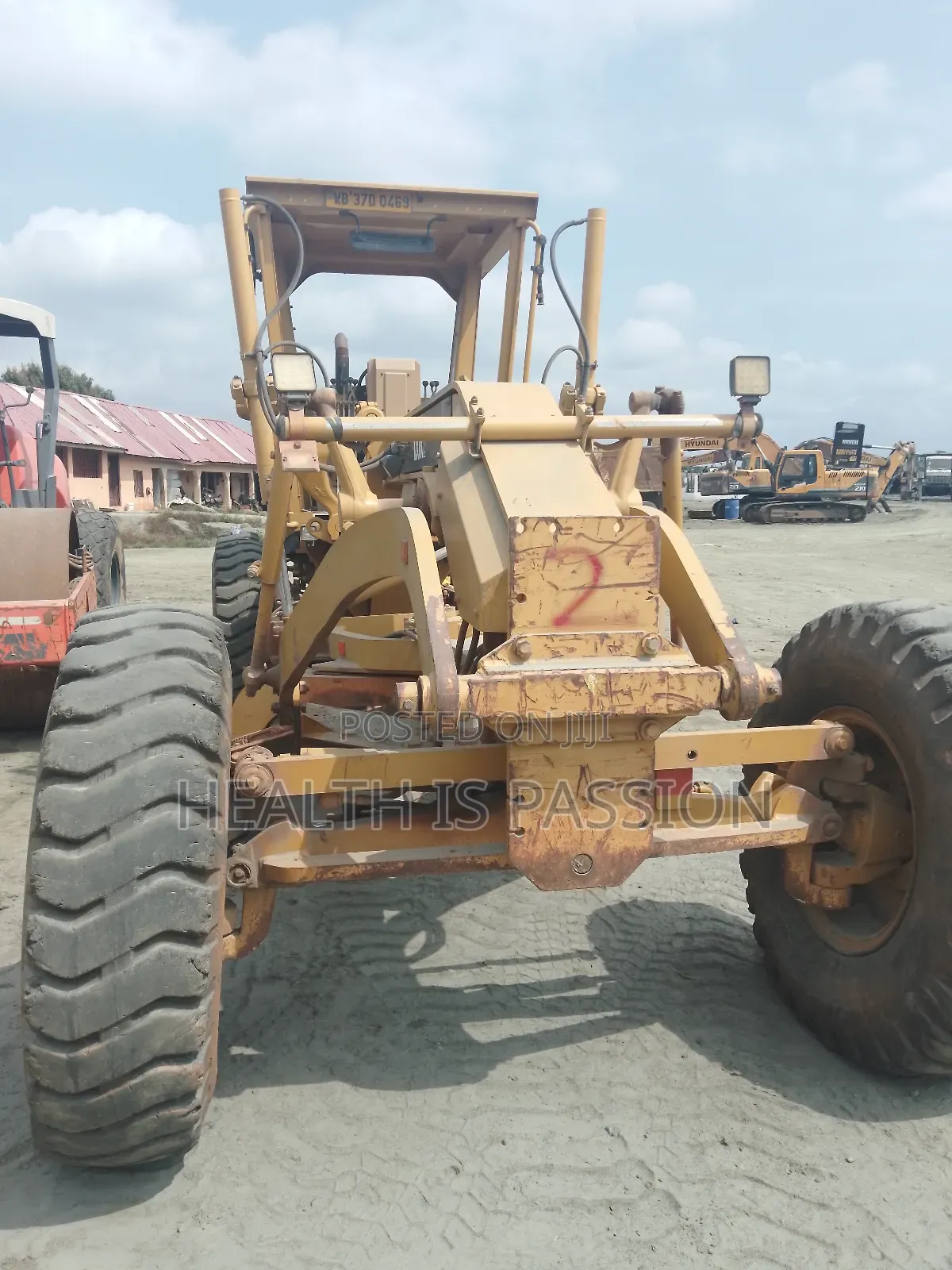 Neat and Rebust Used Cat Grader in Good Working Condition