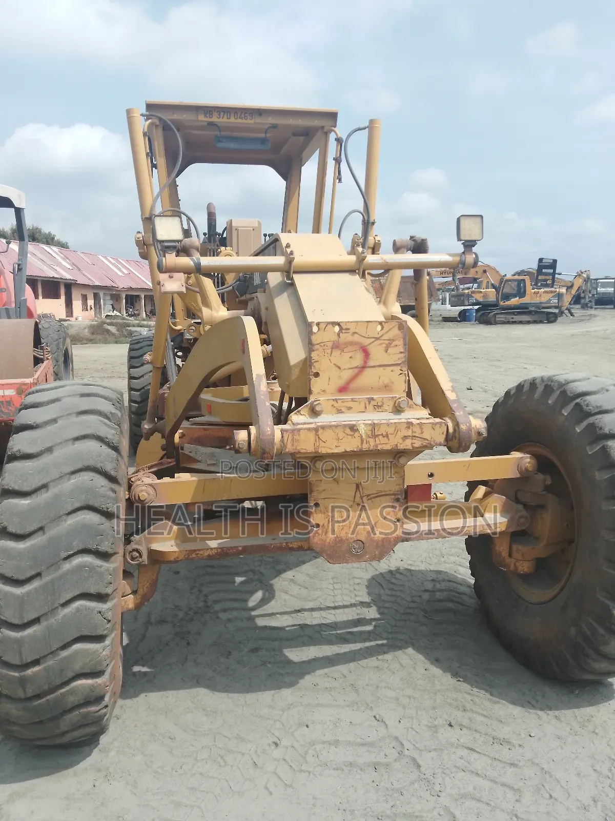 Neat and Rebust Used Cat Grader in Good Working Condition