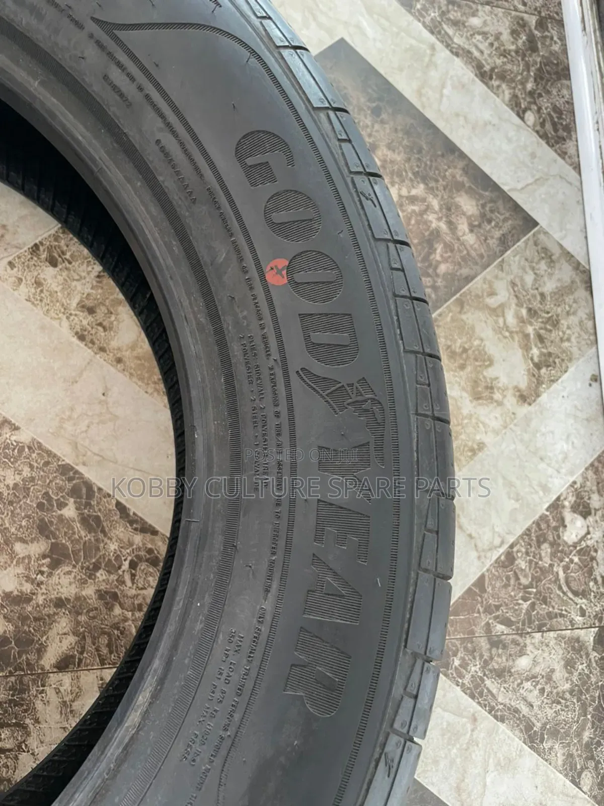 Ororiginal Goodyear 235/60r18 Tyres Available for All Cars