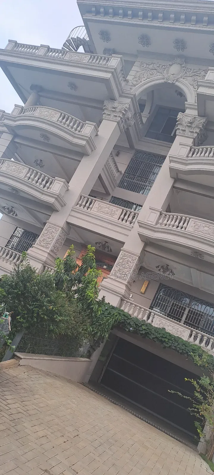 8bdrm House in Airport Residential Area for rent