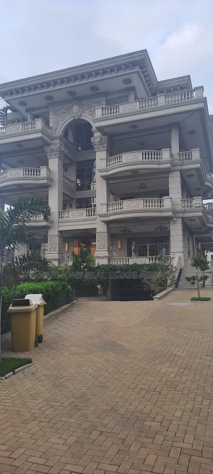 8bdrm House in Airport Residential Area for rent