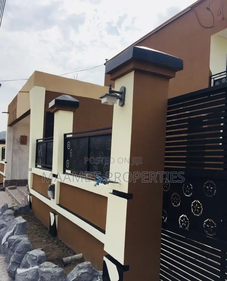 8bdrm Apartment in Oyarifa for sale