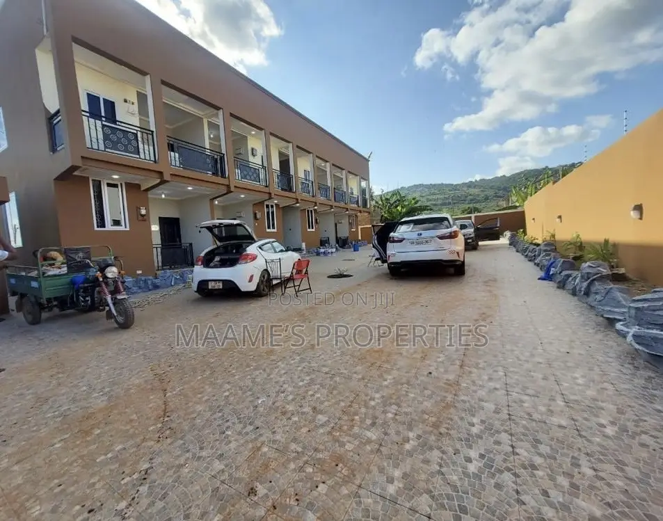 8bdrm Apartment in Oyarifa for sale