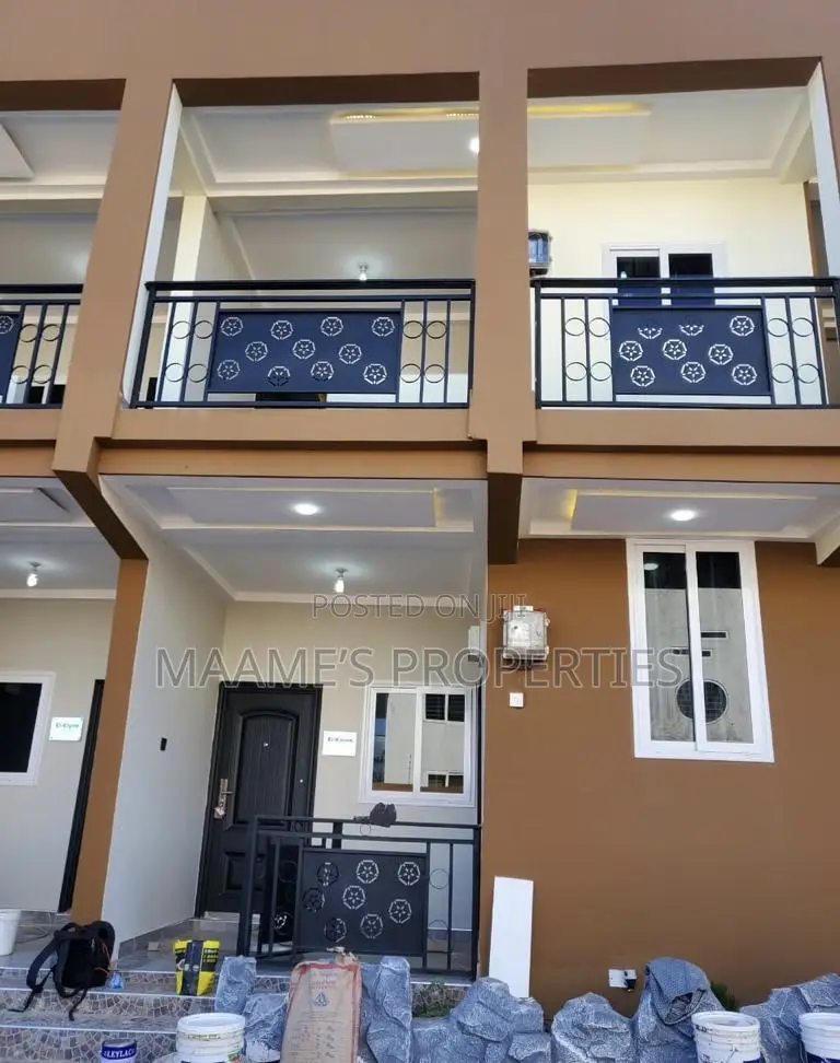 8bdrm Apartment in Oyarifa for sale