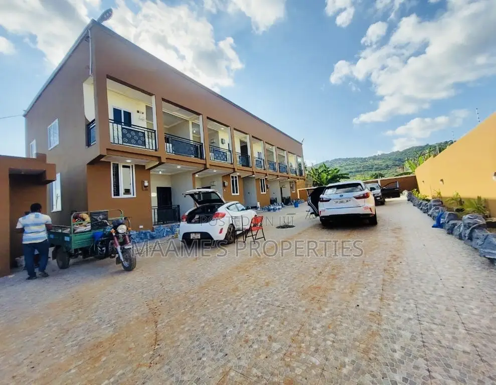 8bdrm Apartment in Oyarifa for sale