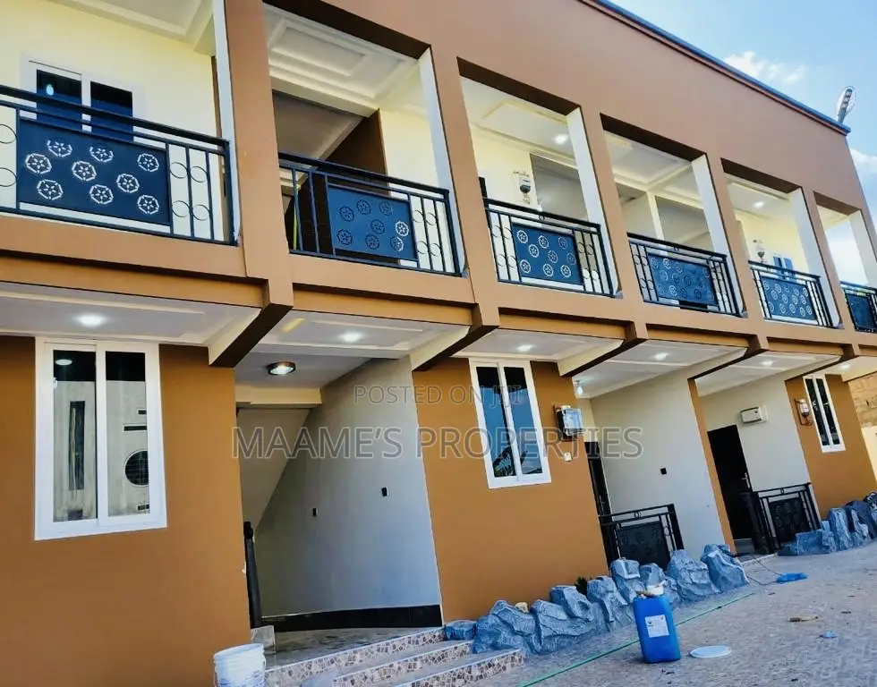 8bdrm Apartment in Oyarifa for sale