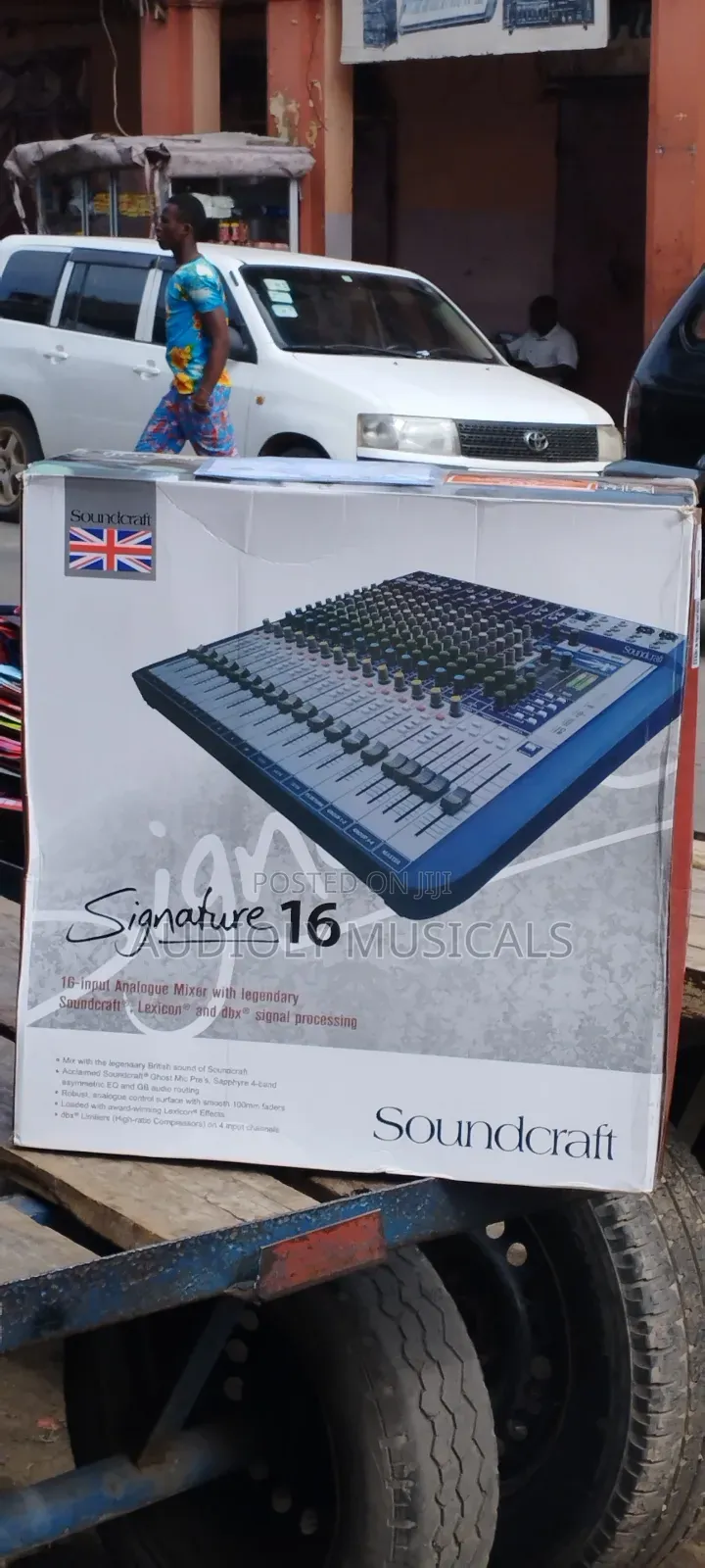 Soundcraft Signature 16 Analog Mixer