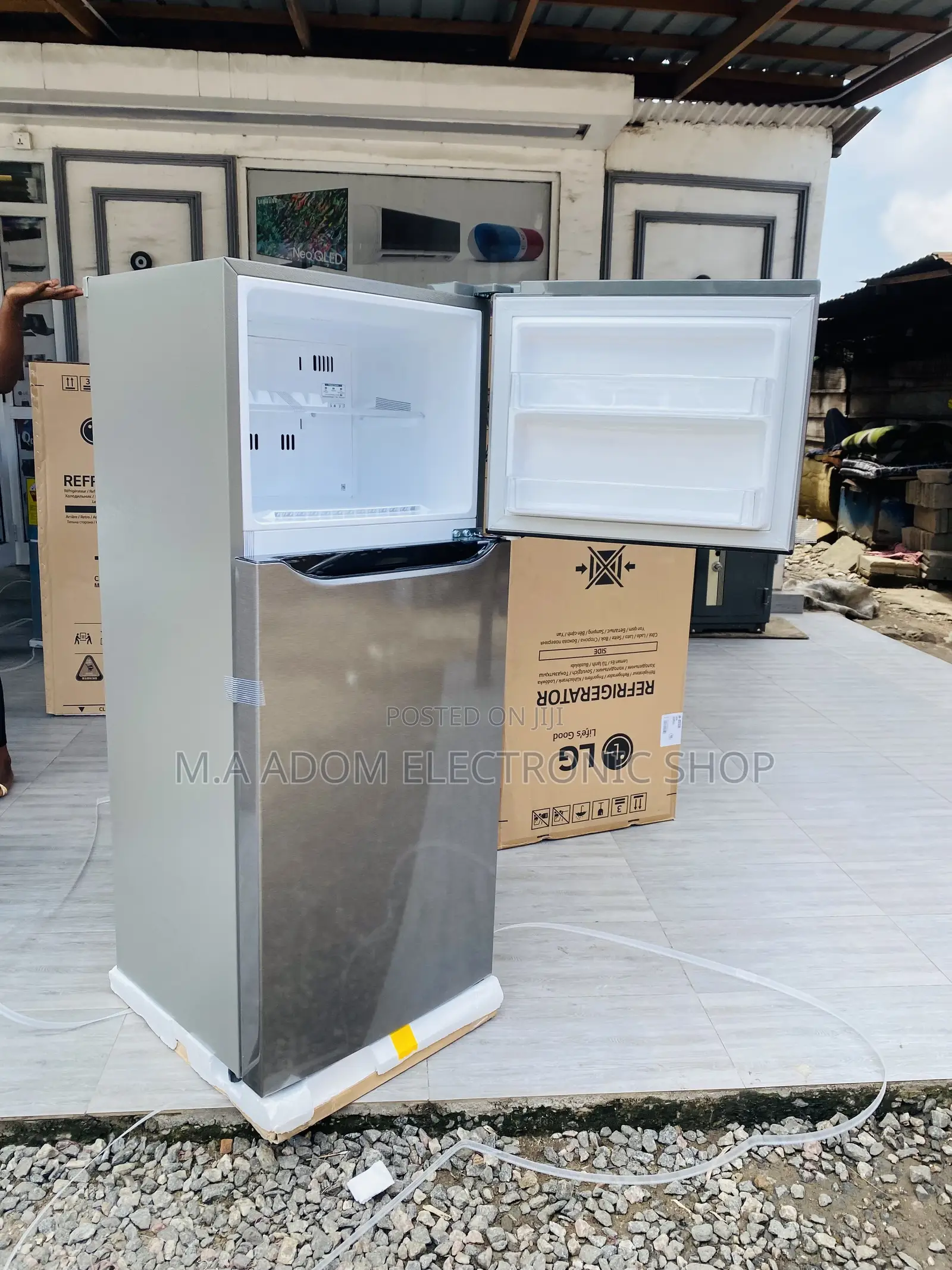 Sleek Designed LG GN-B202SQBB 187liters Electric Fridge.