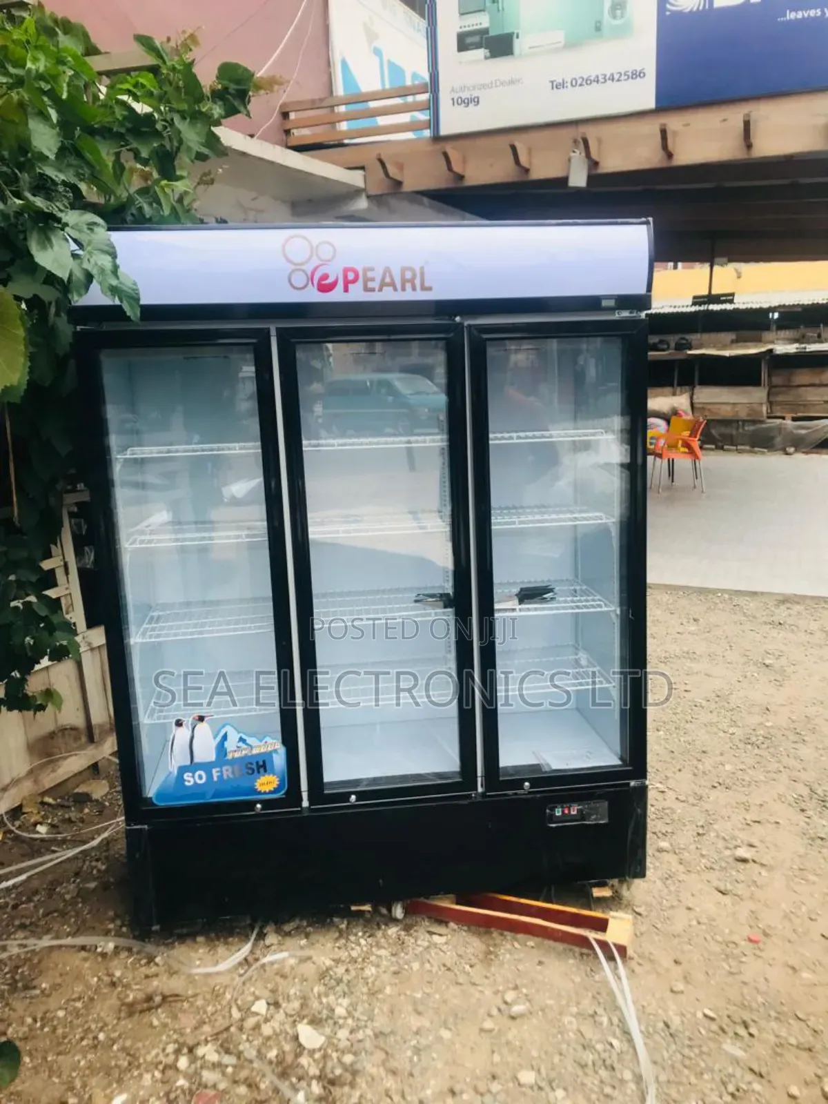 950litres 3 DOORS Display Fridge at Cool Price