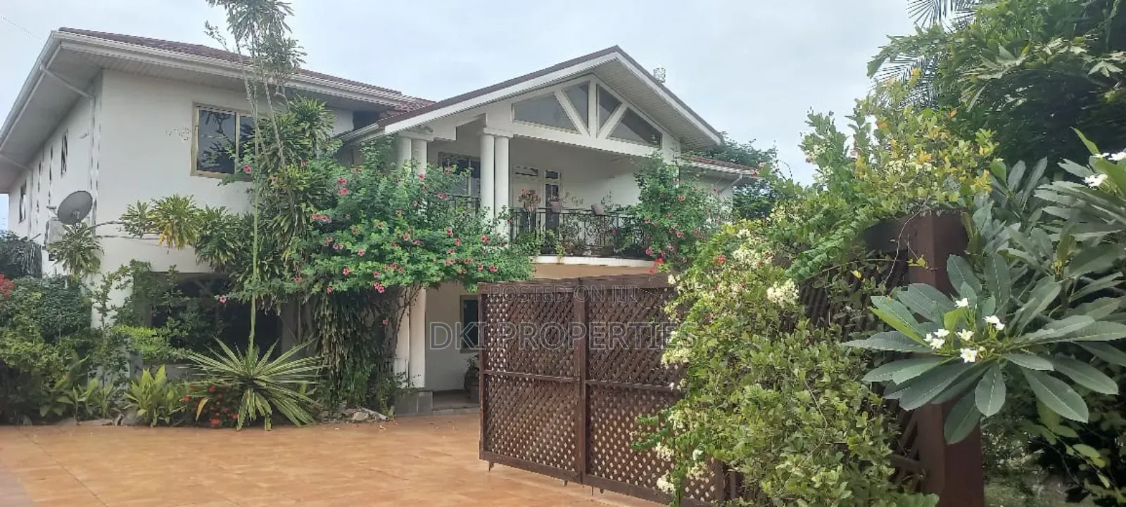 6bdrm House in Dki Properties, Dzorwulu for sale