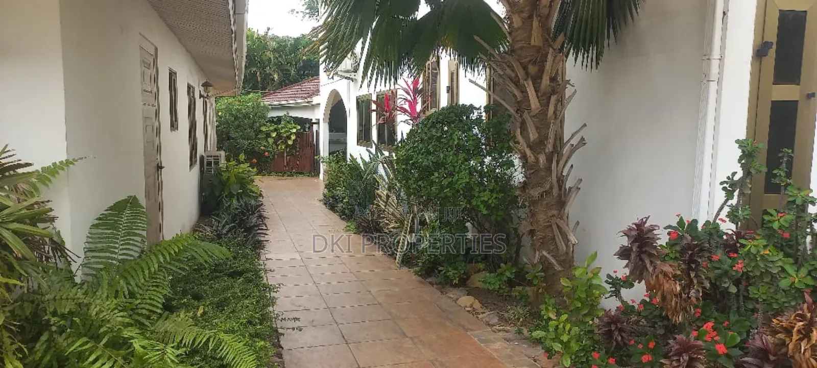 6bdrm House in Dki Properties, Dzorwulu for sale