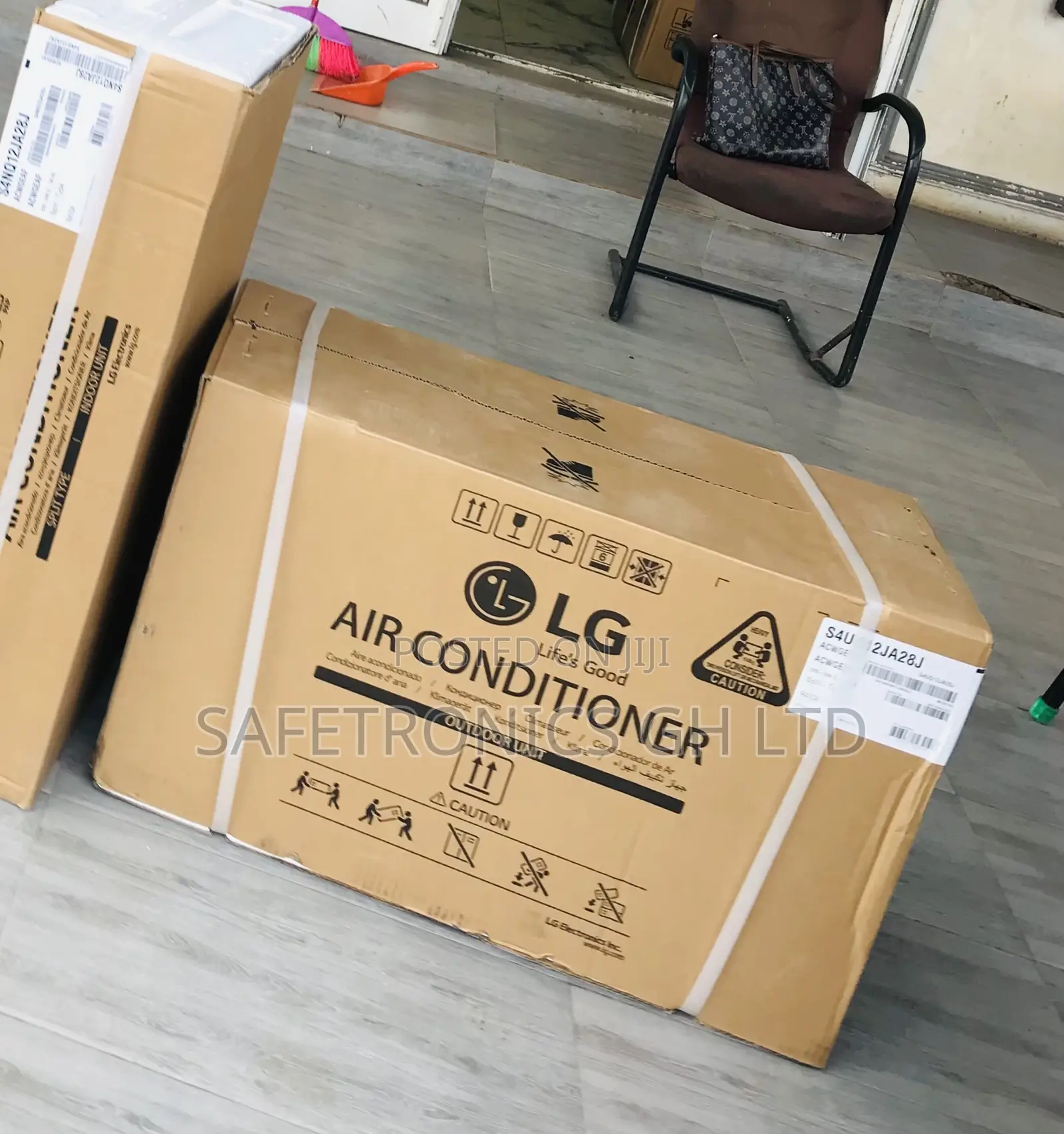 Suitable LG S12ATC White R410 1.5hp Gas Non-Inverter AC