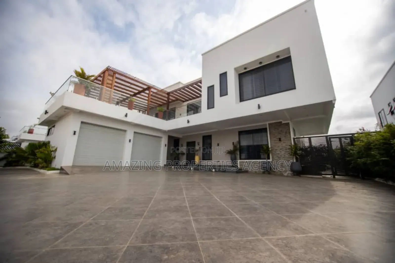 5bdrm House in Sakumono for sale