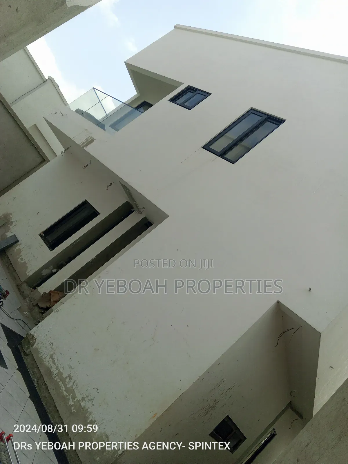4bdrm Duplex in Spintex:- 4 Bedrooms for sale